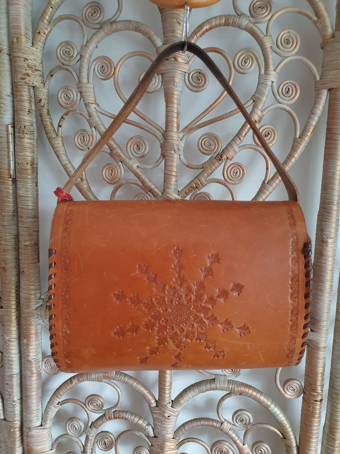 Vintage brown leather floral 70s tooled hand bag