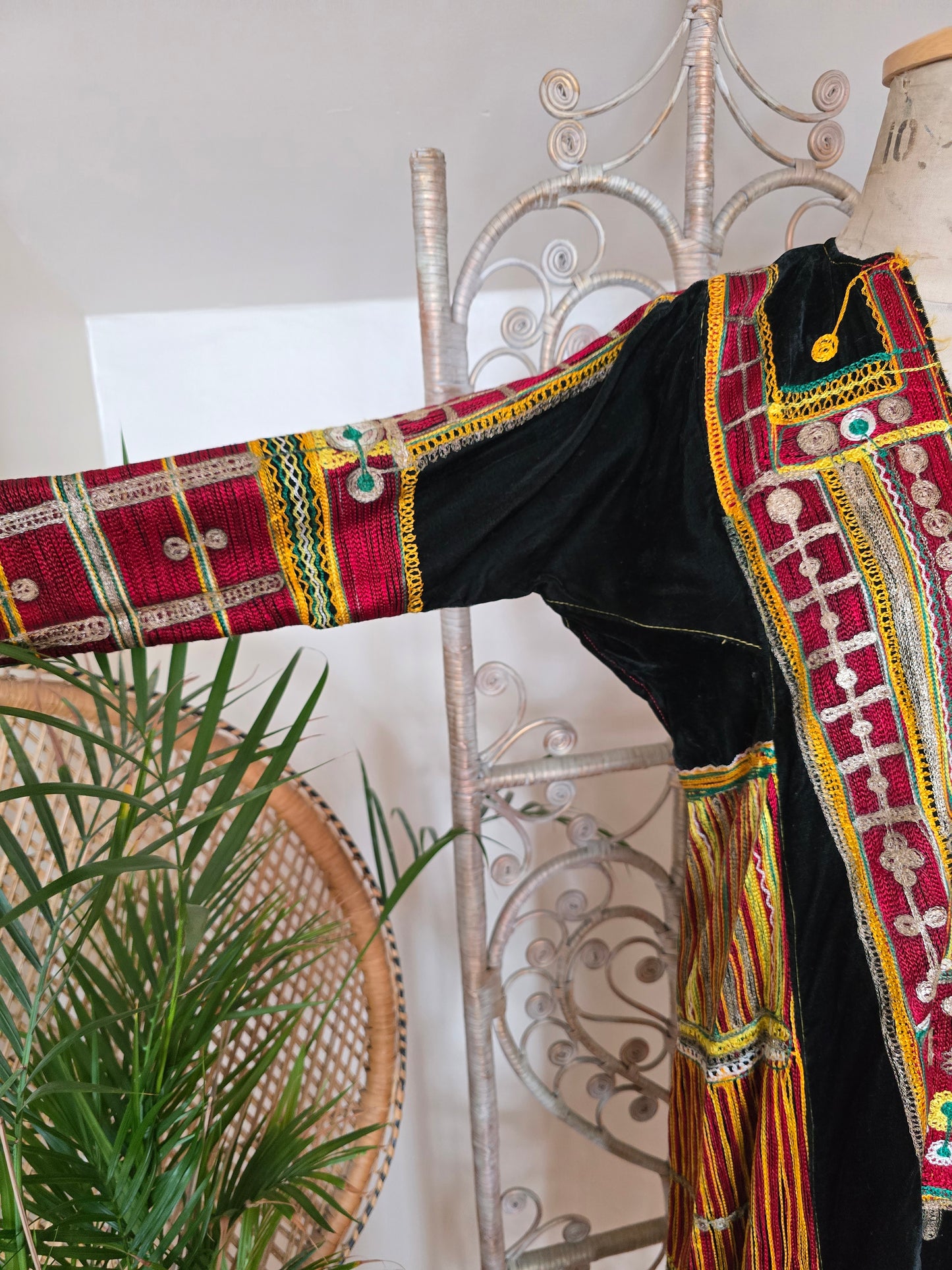 Vintage Saudi Arabian embroidered velvet kaftan dress XS