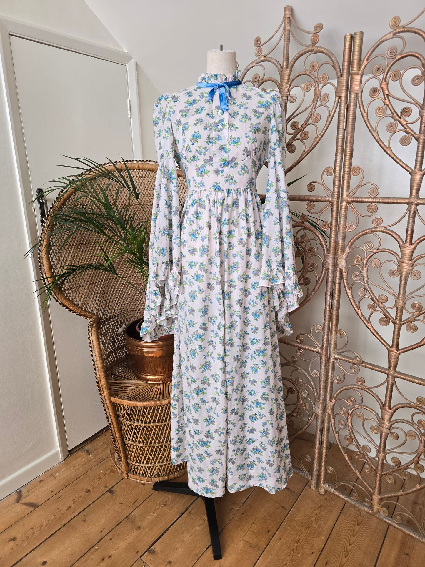 Vintage angel sleeves dress