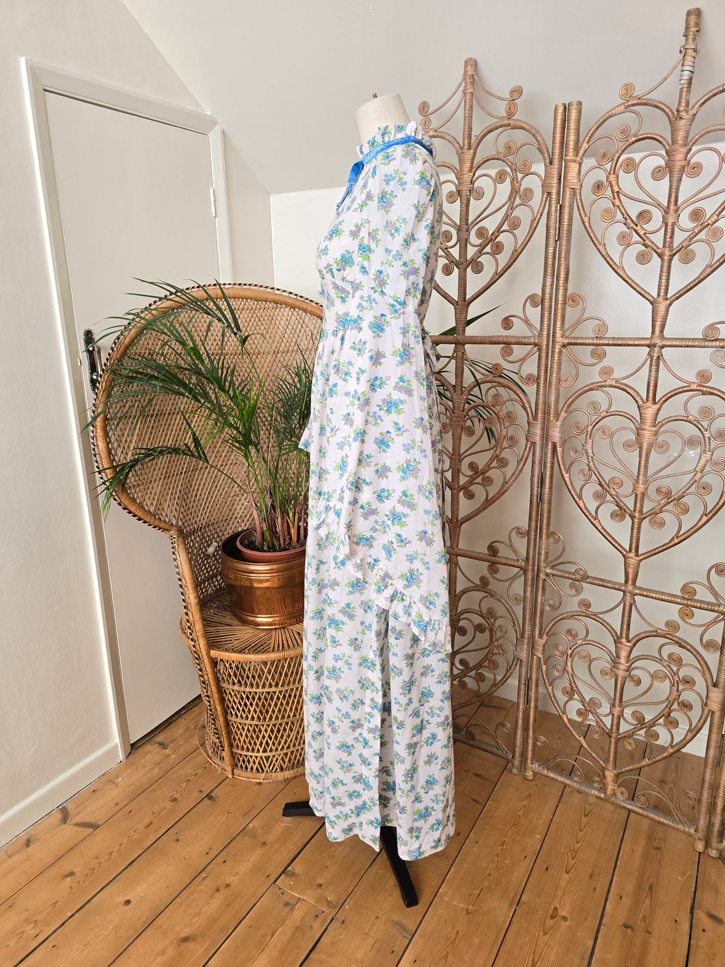 Vintage angel sleeves dress