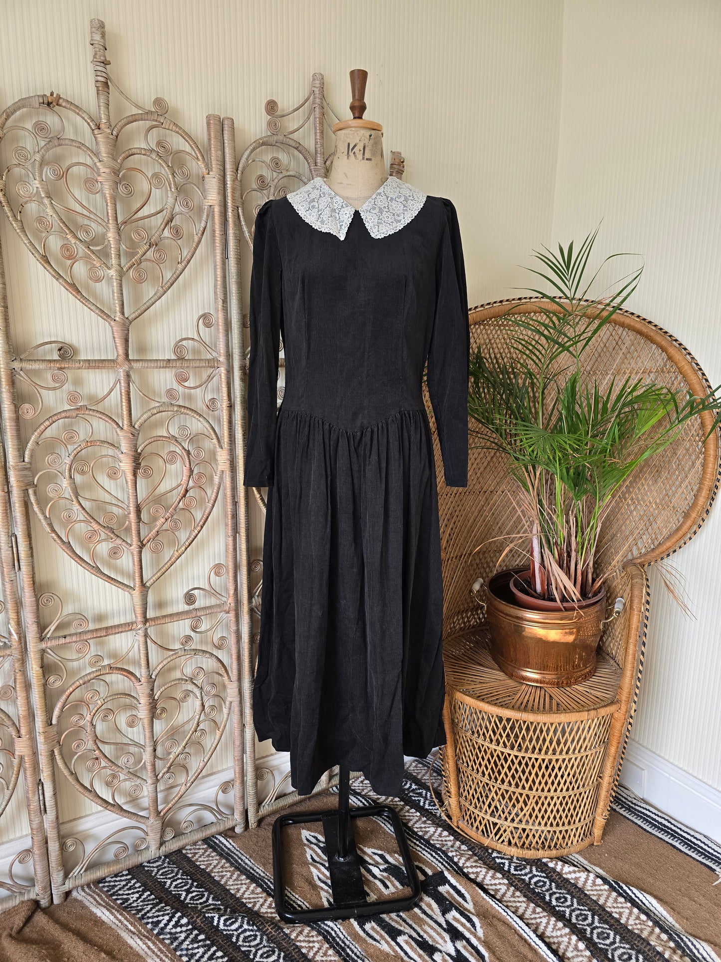 Vintage corduroy lace collar dress