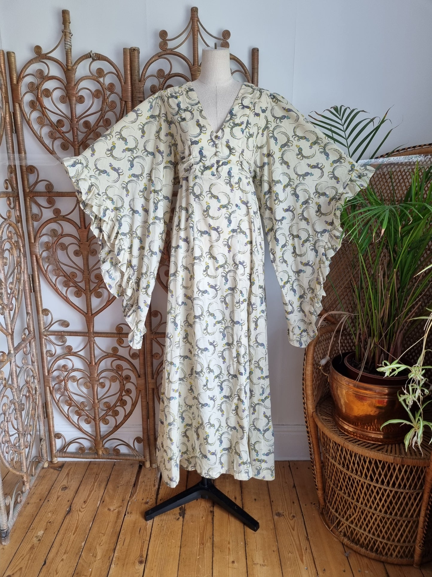 Vintage angel sleeves dress