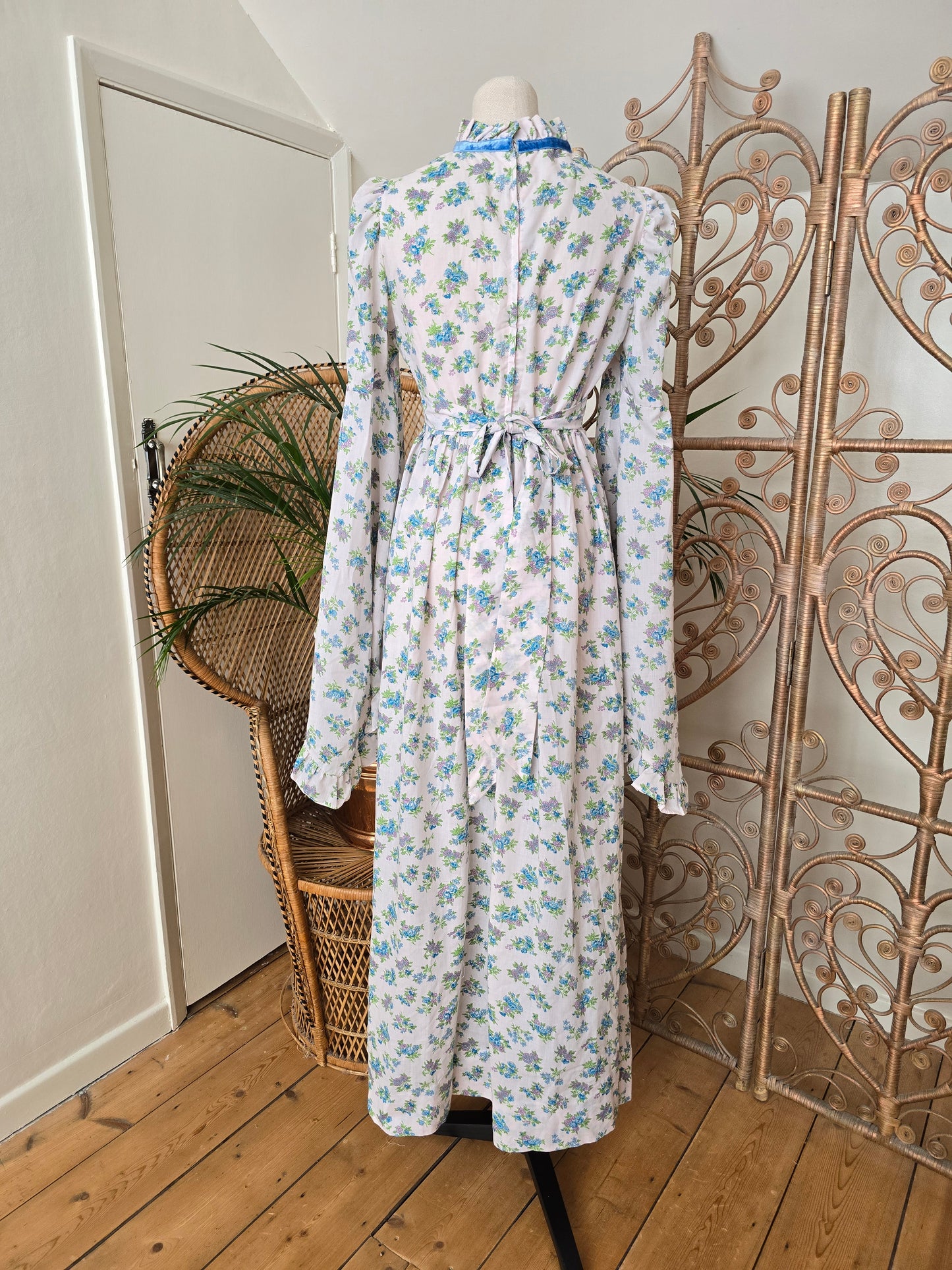 Vintage angel sleeves dress