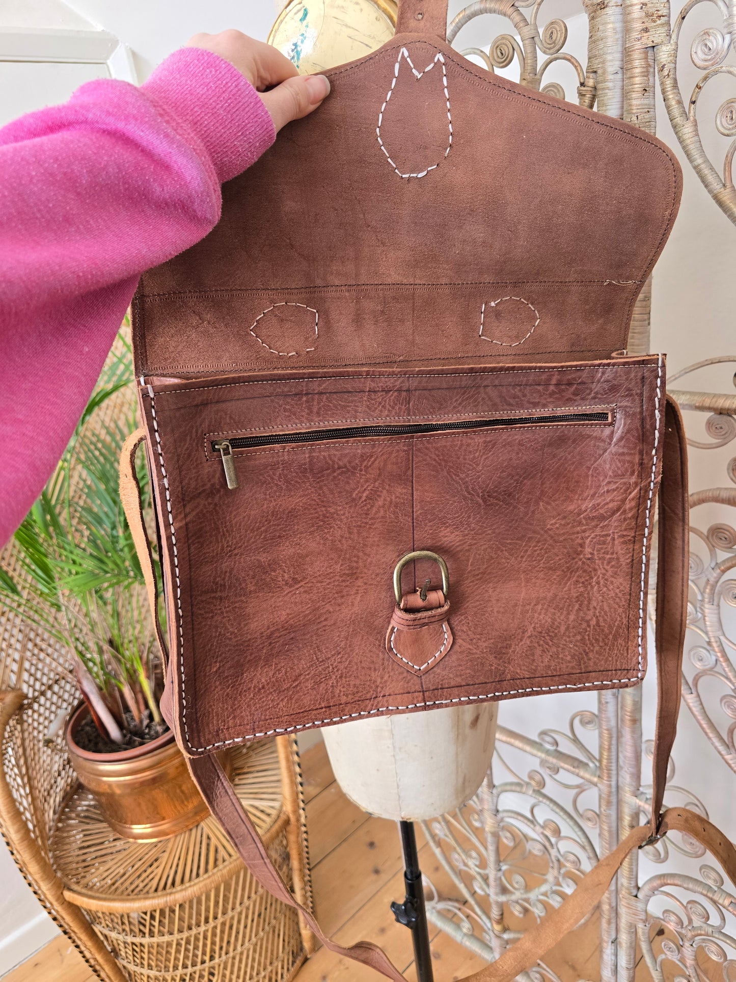 Vintage leather shoulder bag