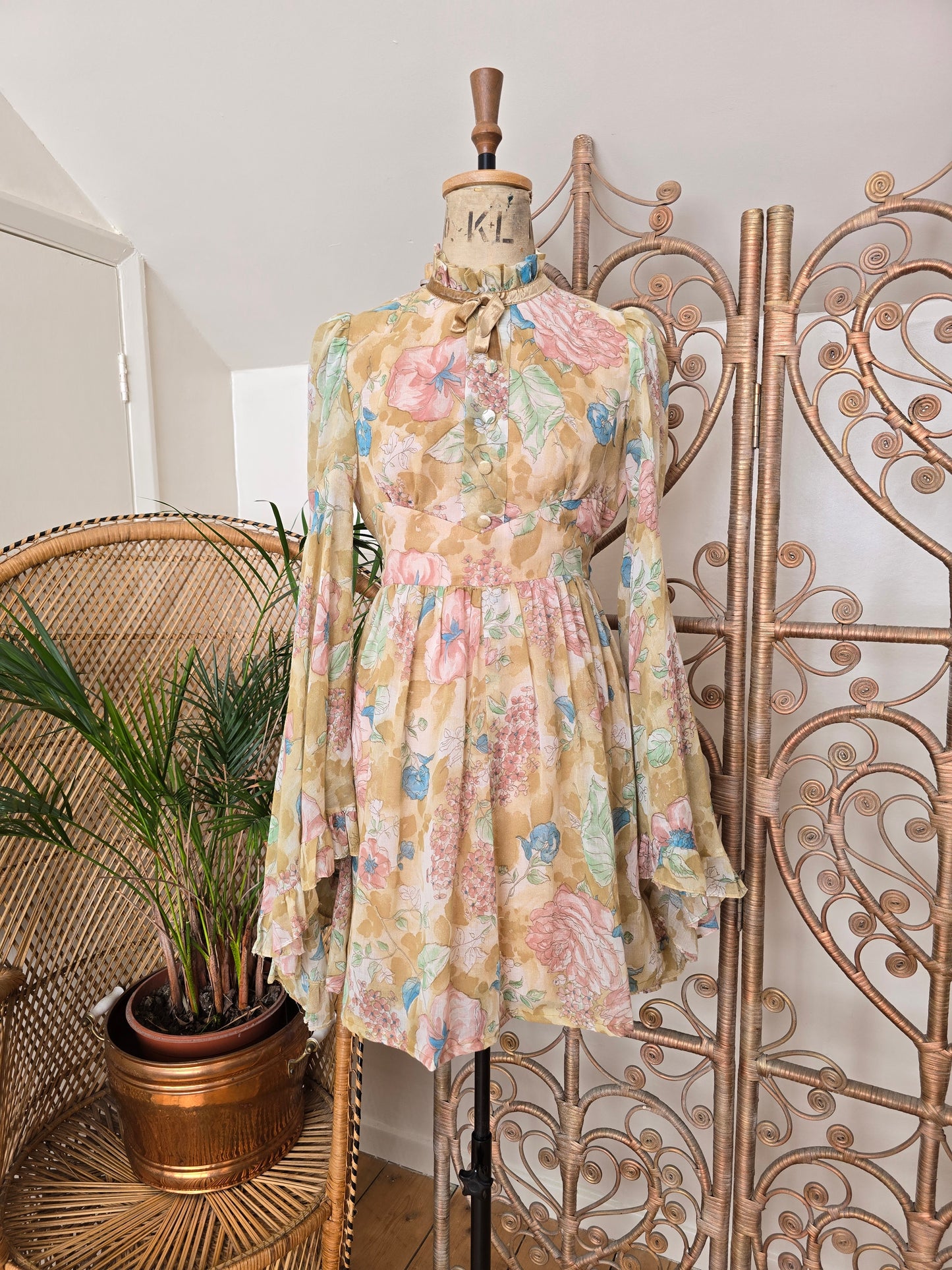 Vintage angel sleeves dress