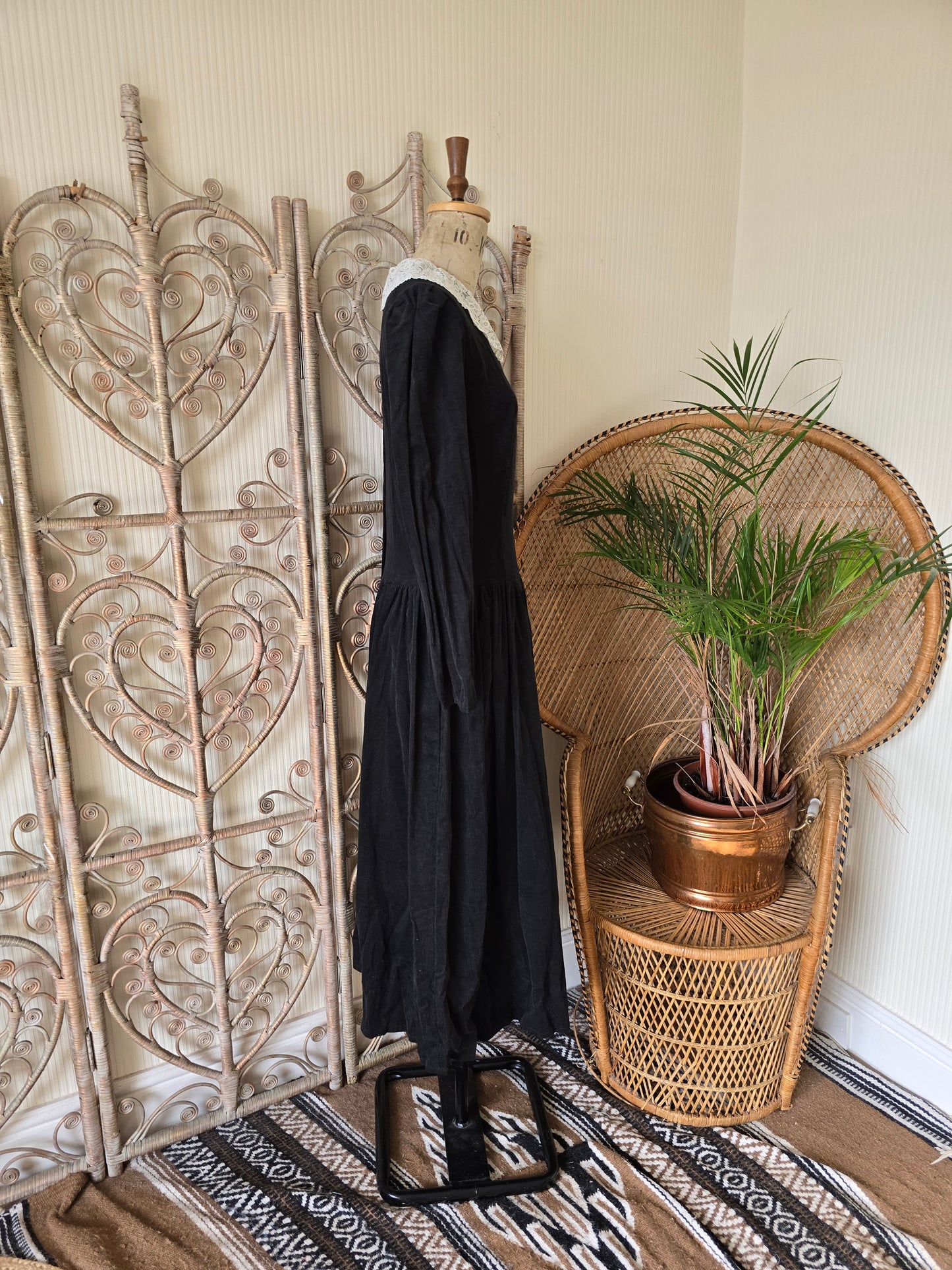 Vintage corduroy lace collar dress