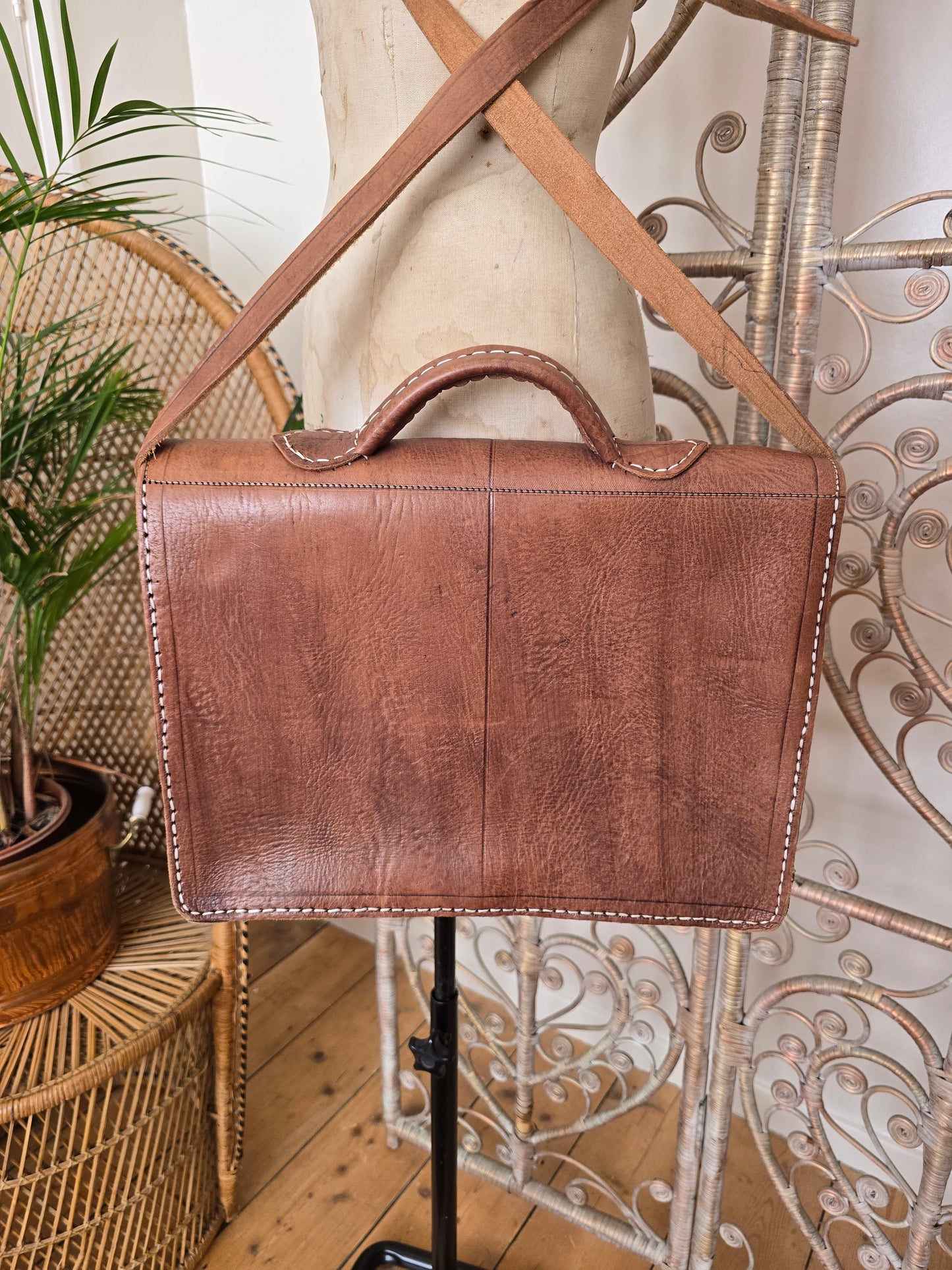 Vintage leather shoulder bag