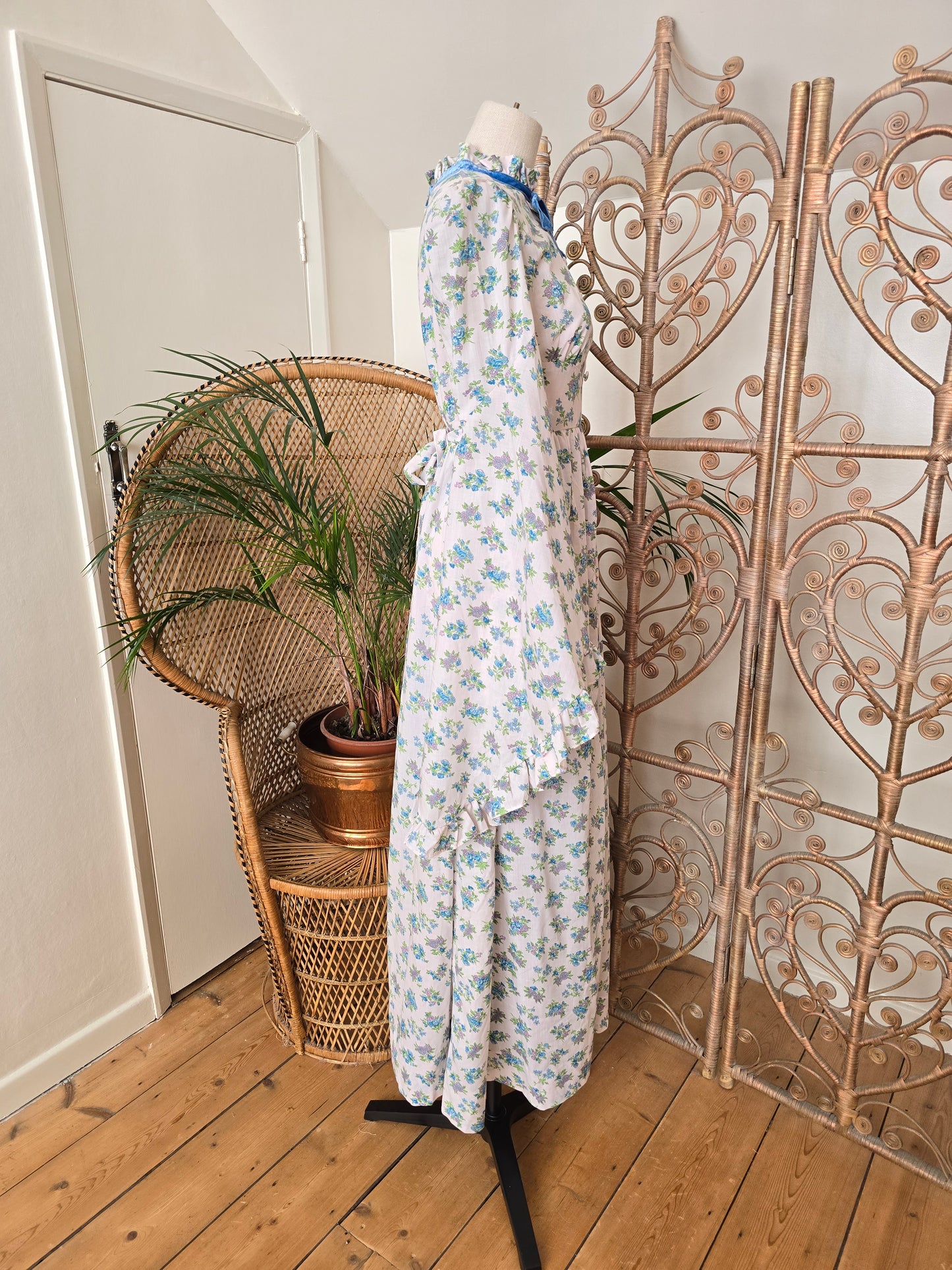 Vintage angel sleeves dress