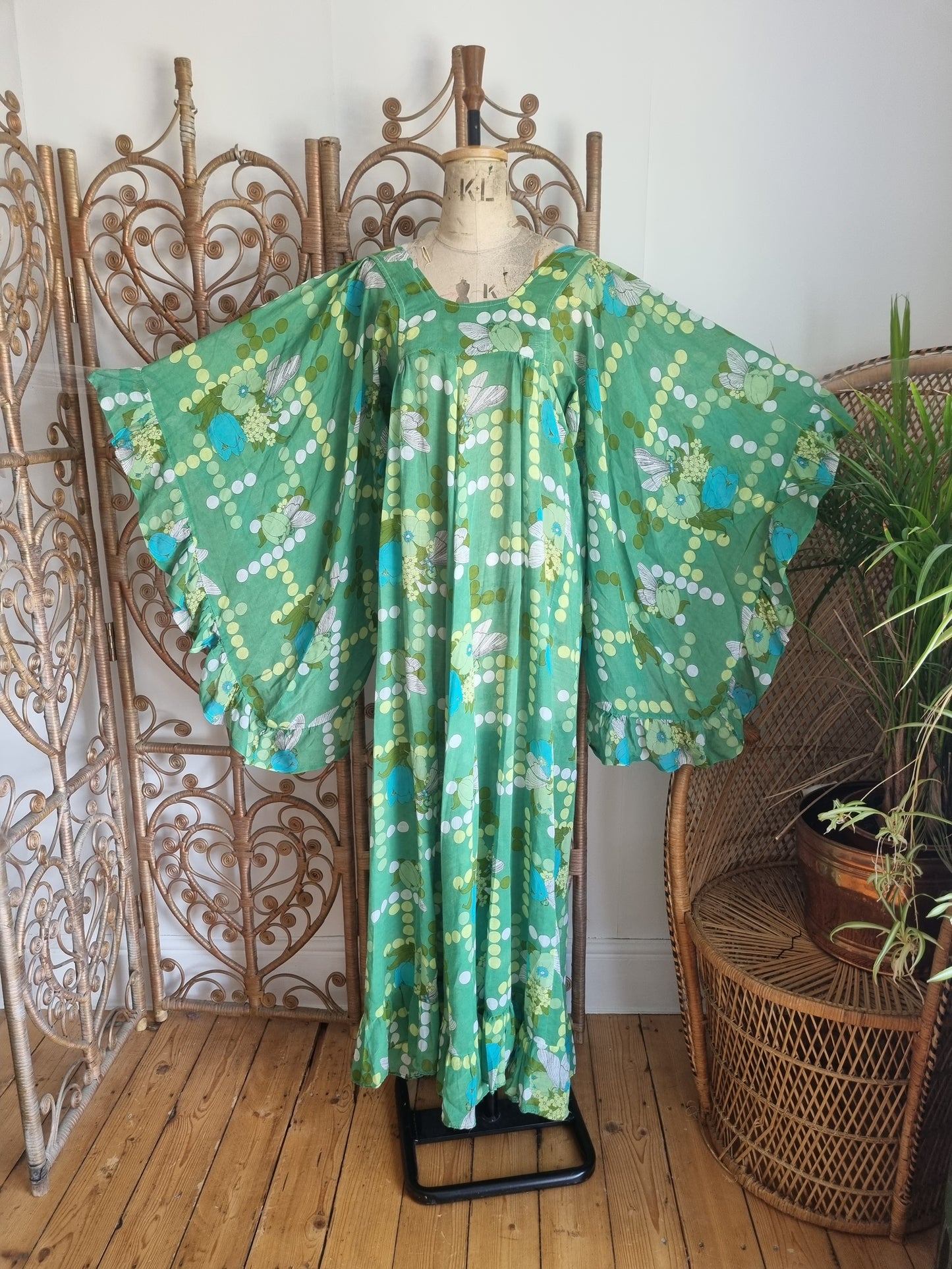 Vintage angel sleeves dress