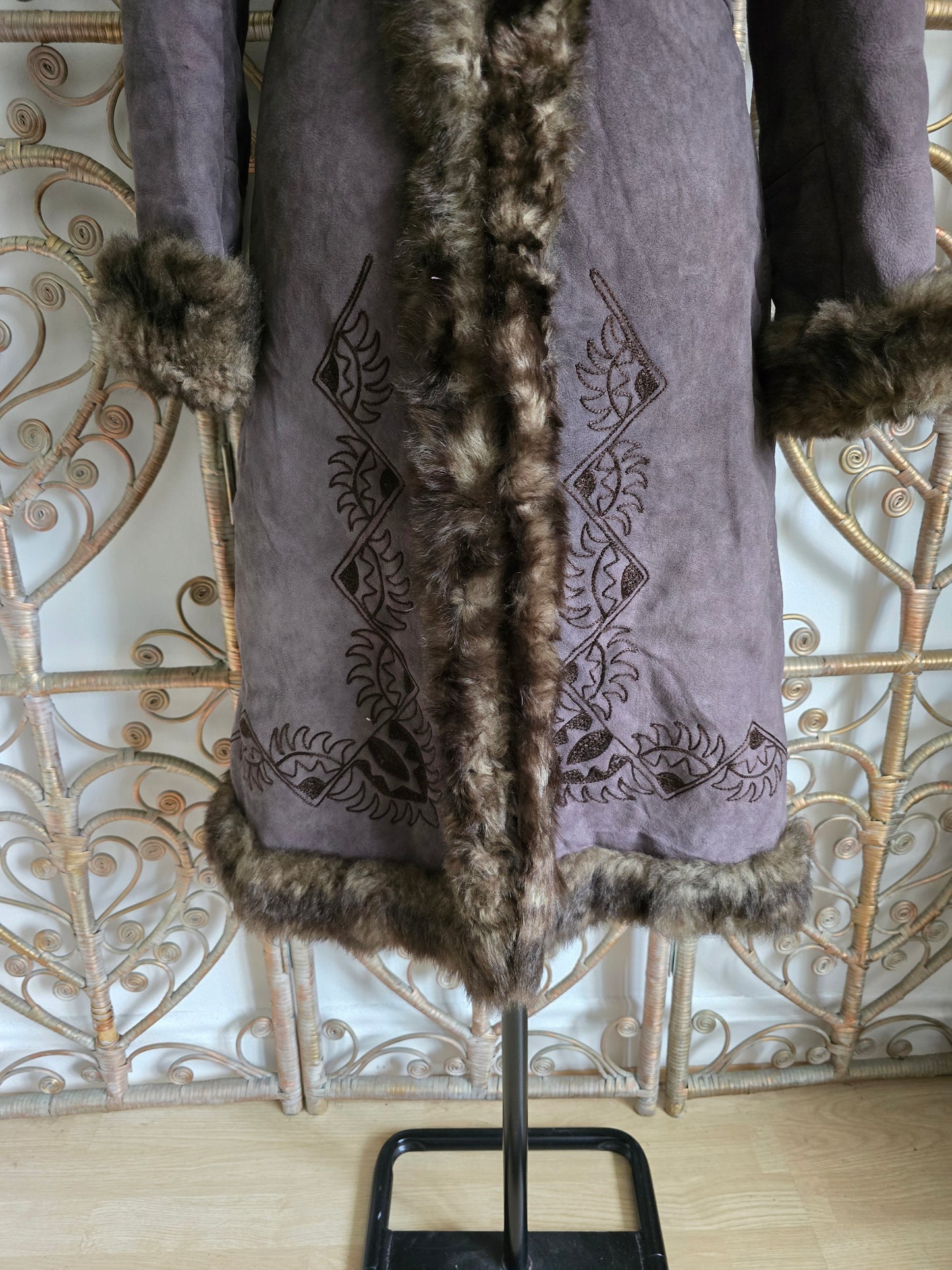 Vintage embroidered sheepskin 70s coat S