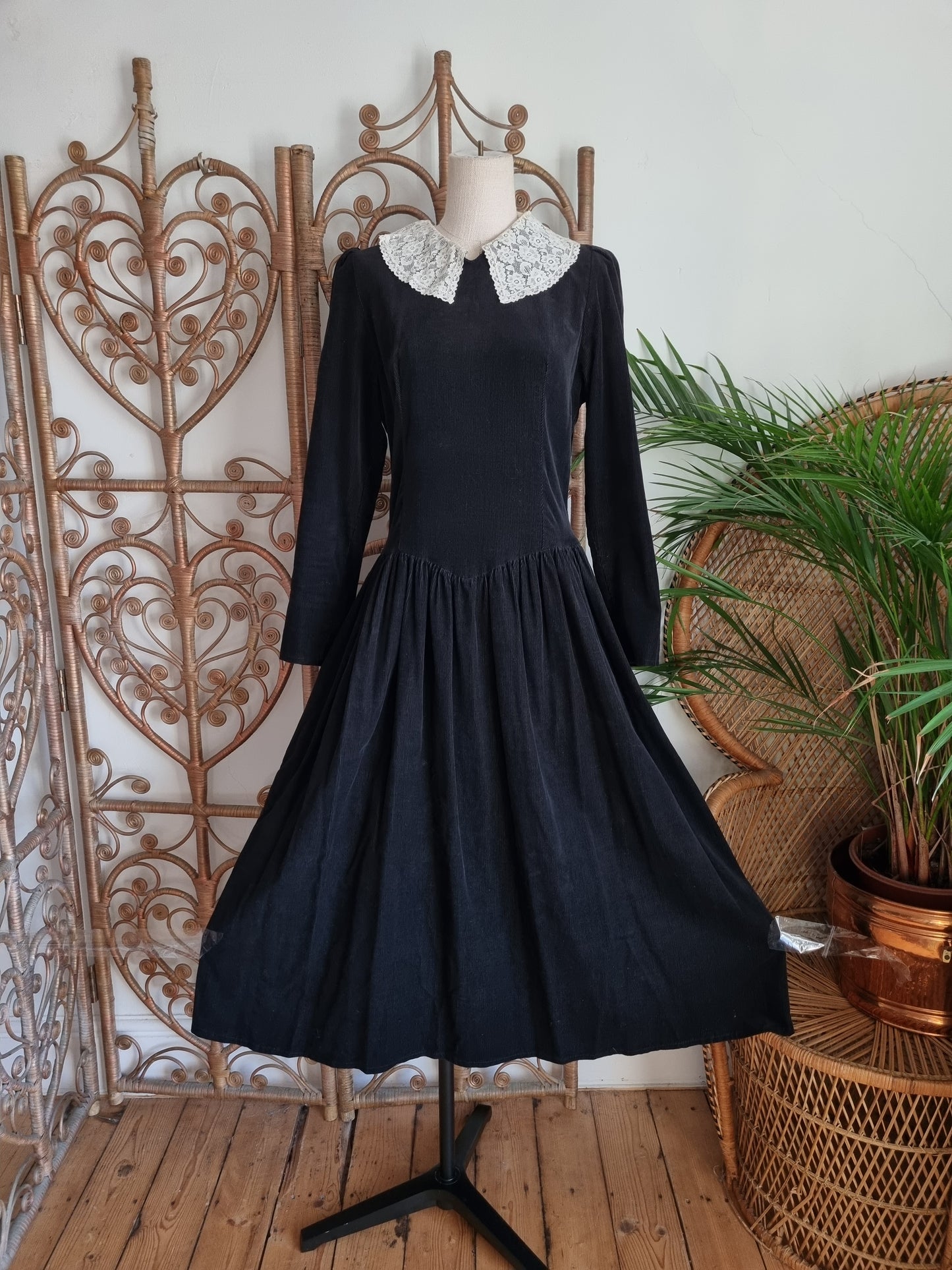 Vintage corduroy lace collar dress