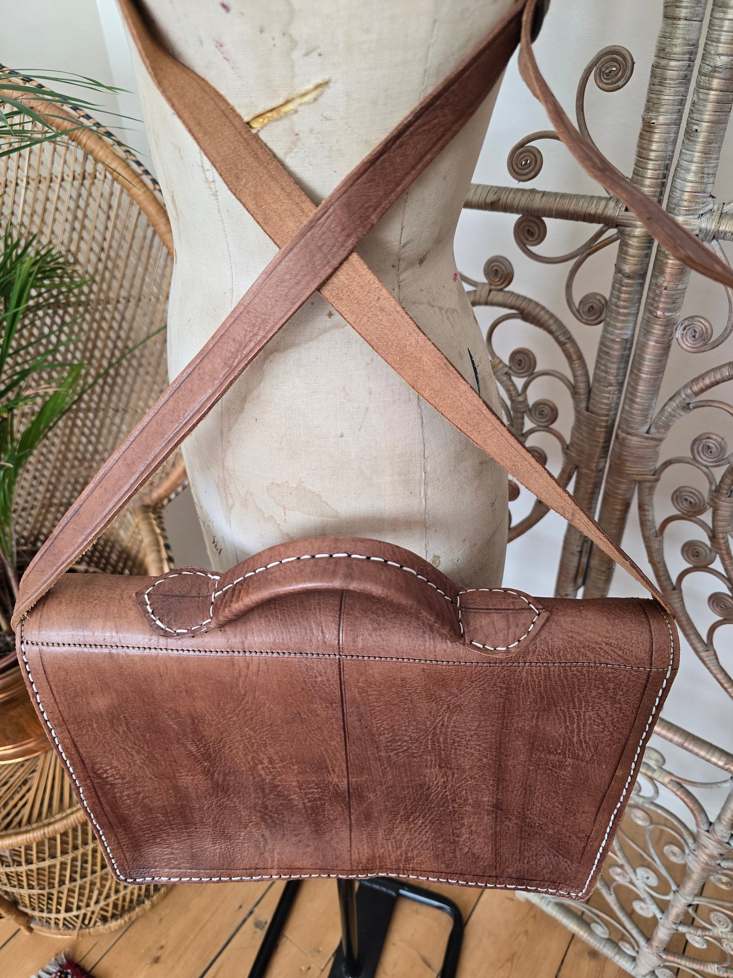 Vintage leather shoulder bag