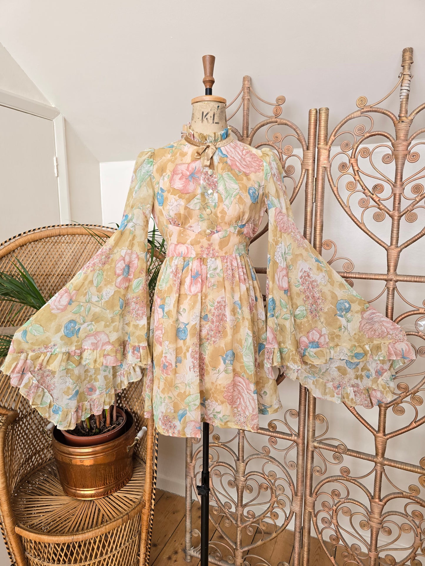 Vintage angel sleeves dress