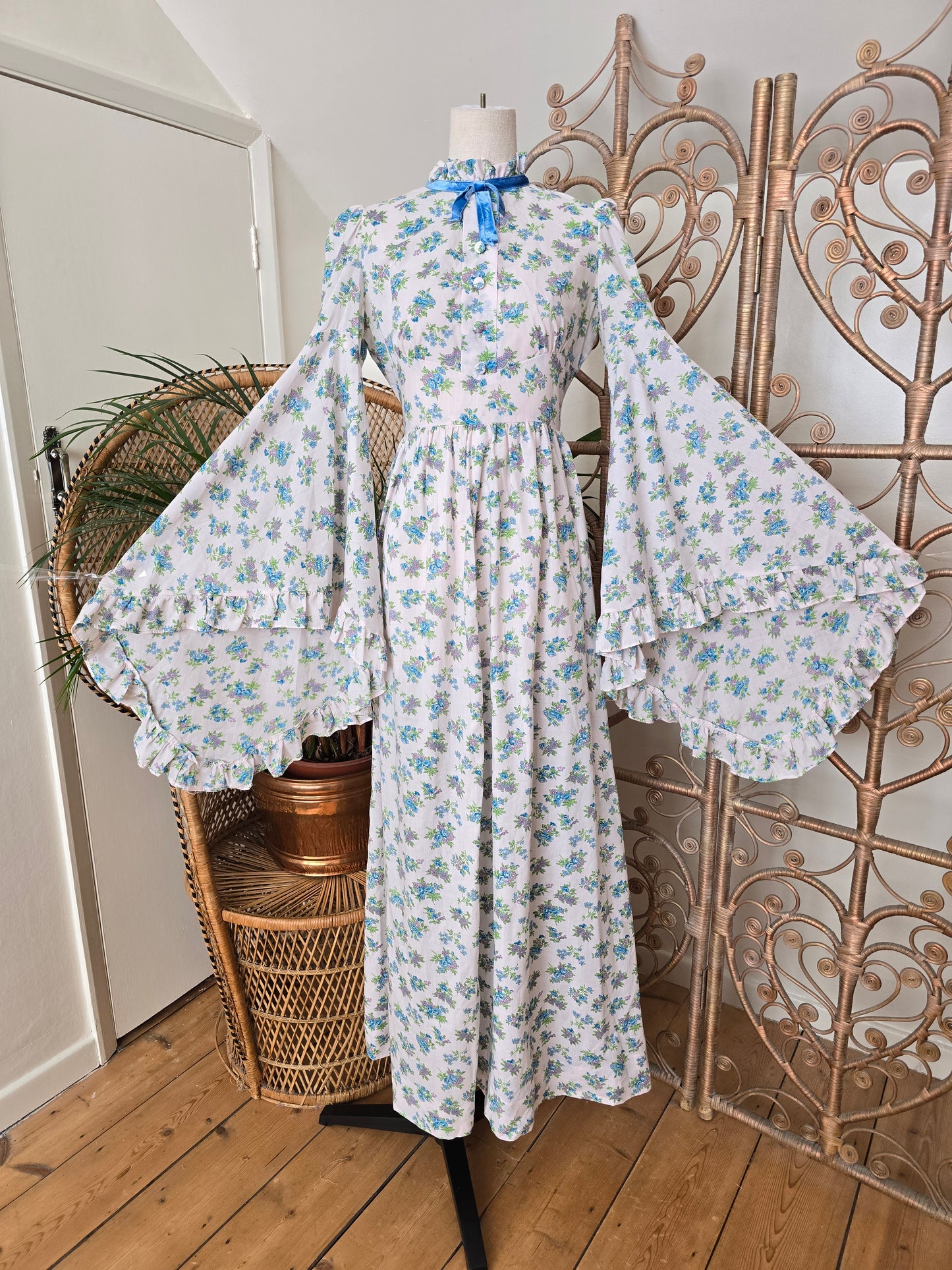 Vintage angel sleeves dress