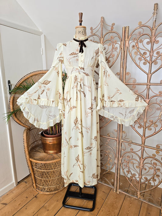 Vintage angel sleeves dress