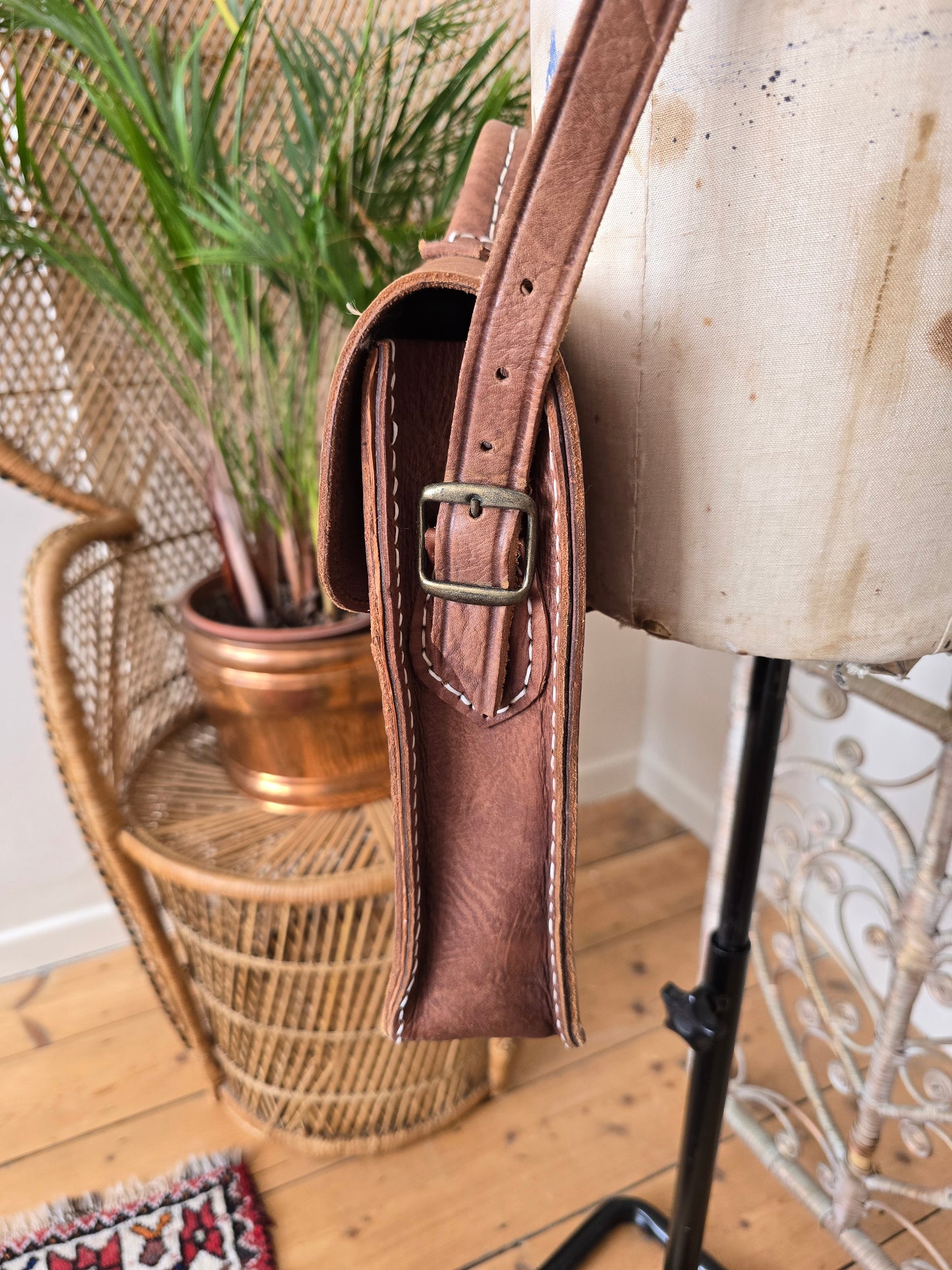 Vintage leather shoulder bag