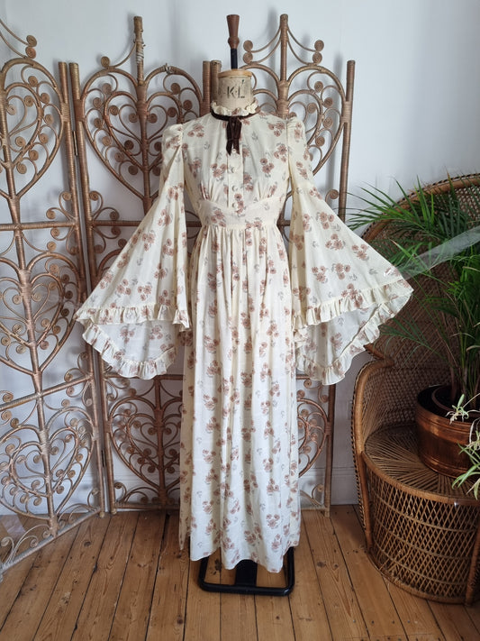 Vintage angel sleeves dress