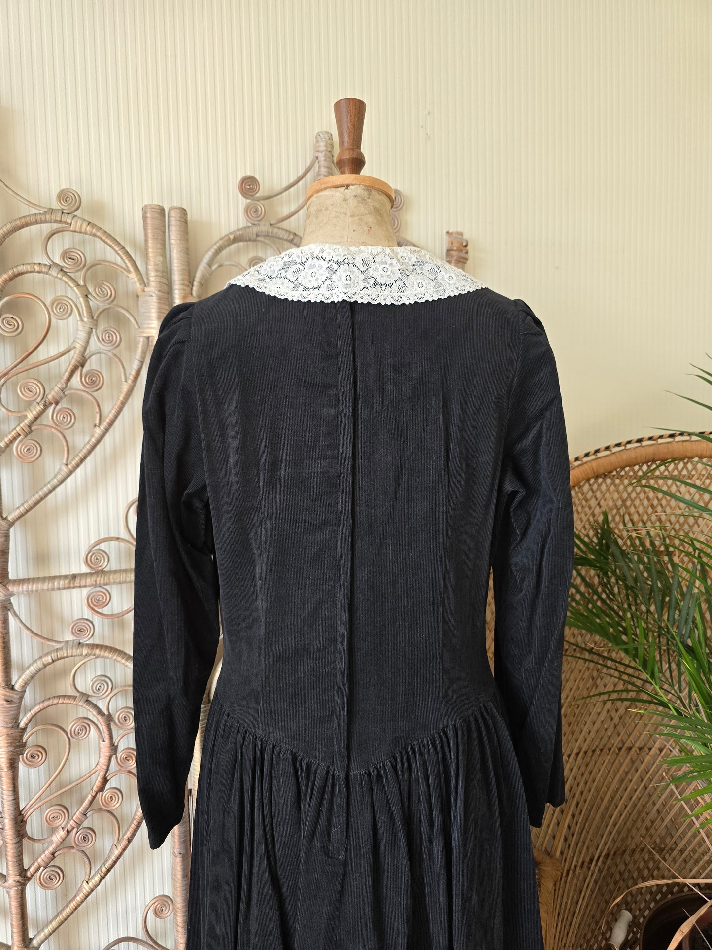 Vintage corduroy lace collar dress