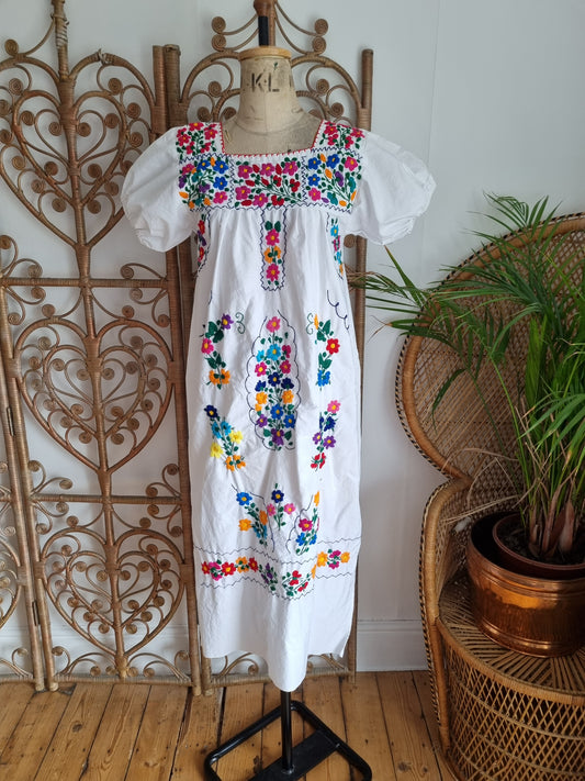 Vintage embroidered mexican dress