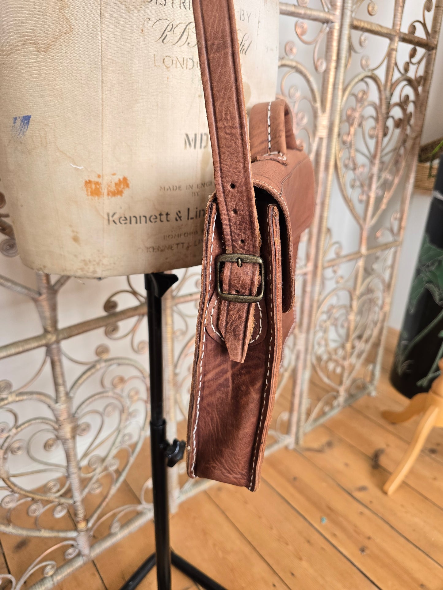 Vintage leather shoulder bag