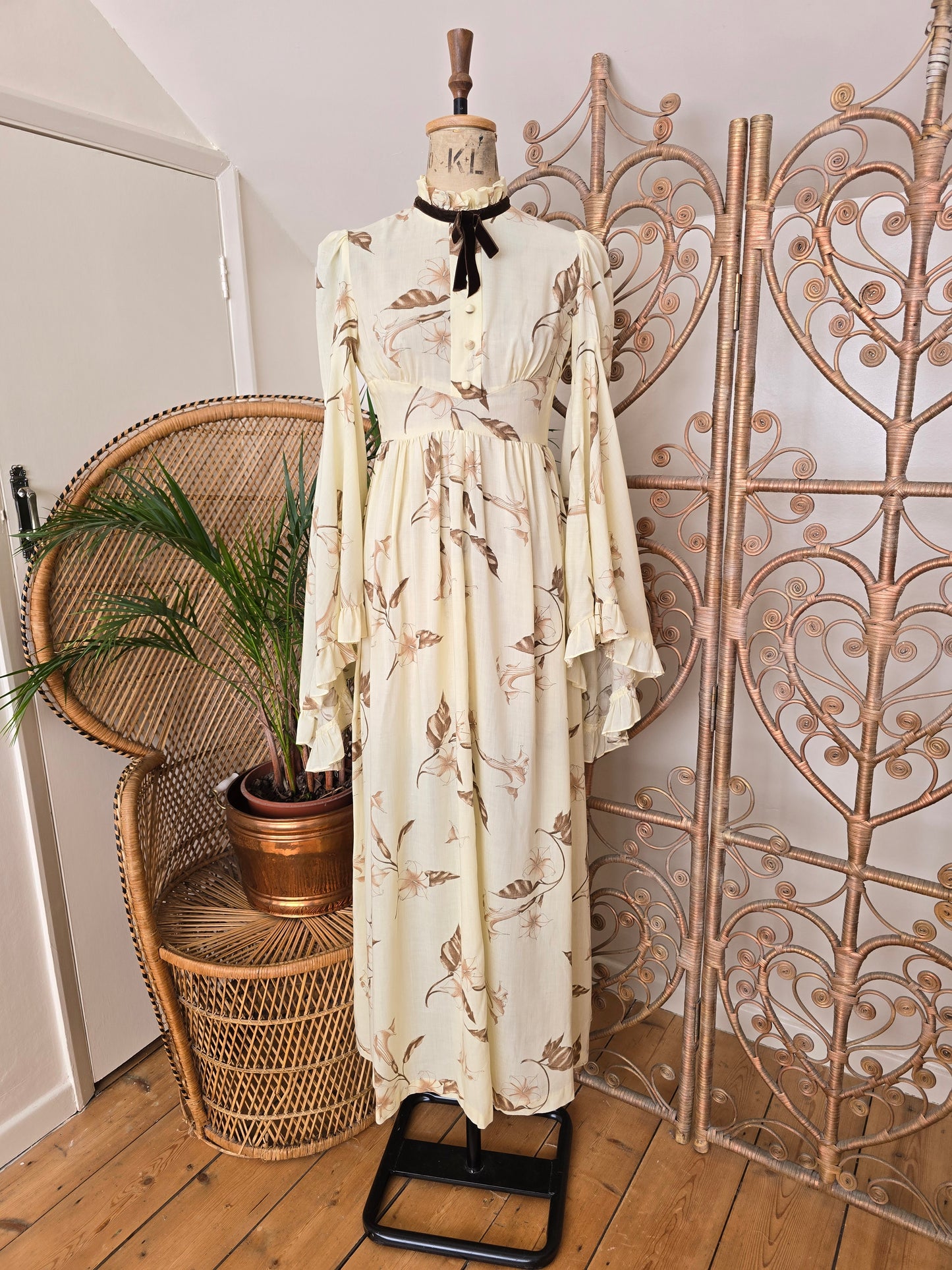 Vintage angel sleeves dress