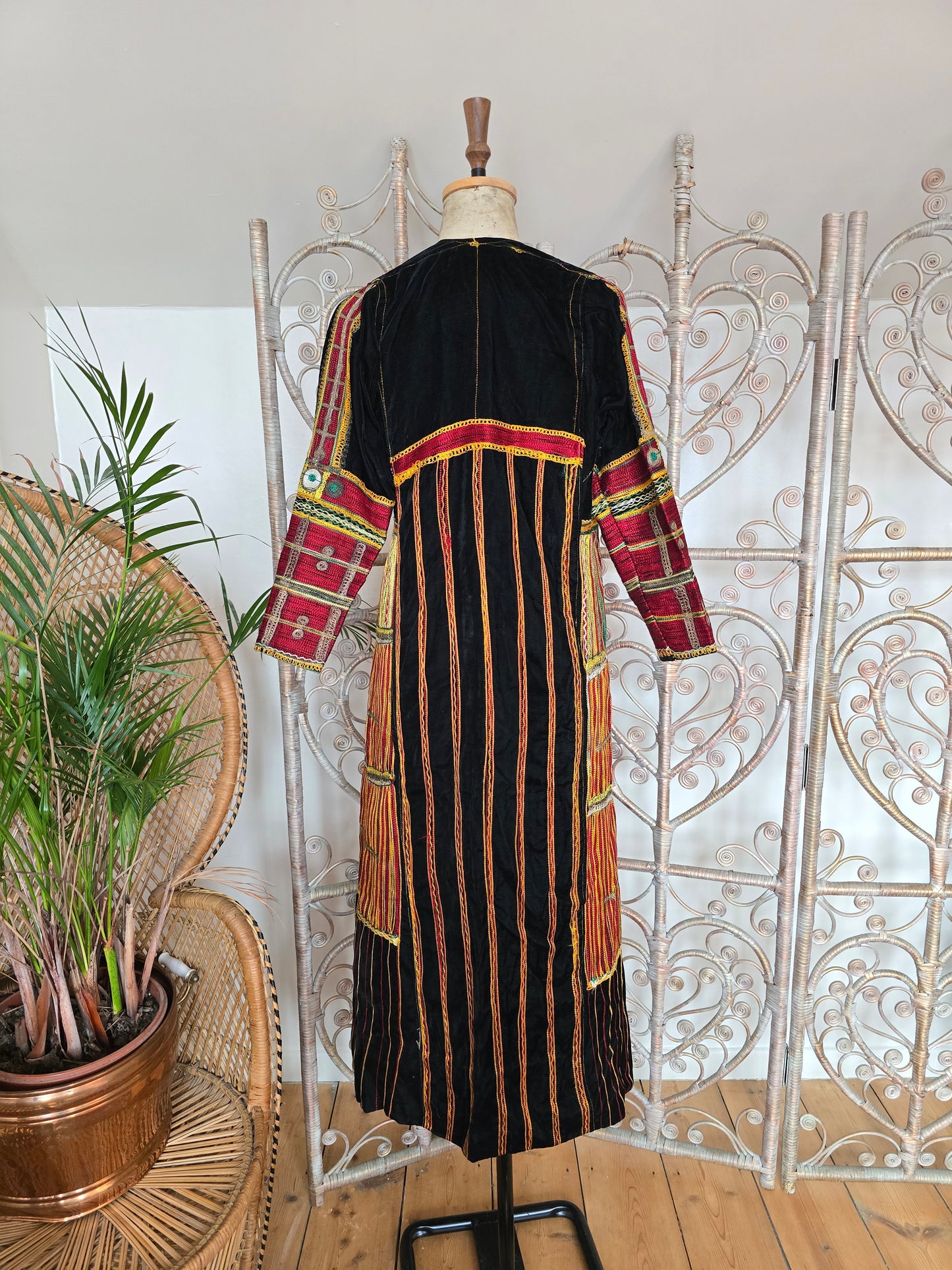 Vintage Saudi Arabian embroidered velvet kaftan dress XS