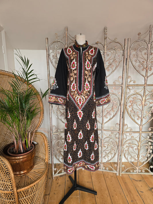 Vintage embroidered Souk Indian 70s kaftan dress