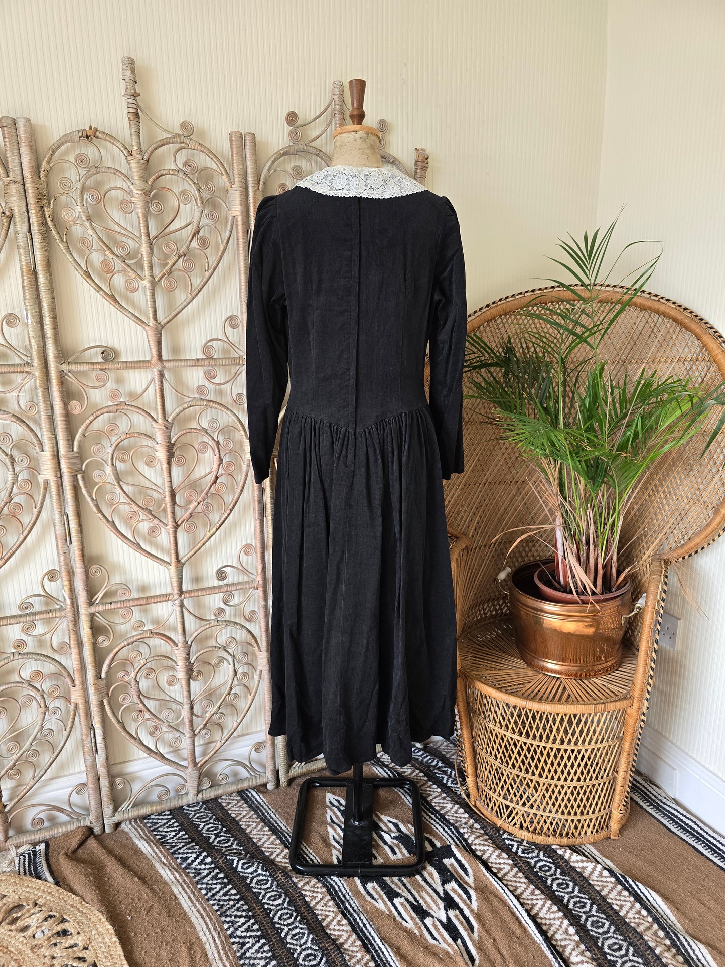 Vintage corduroy lace collar dress