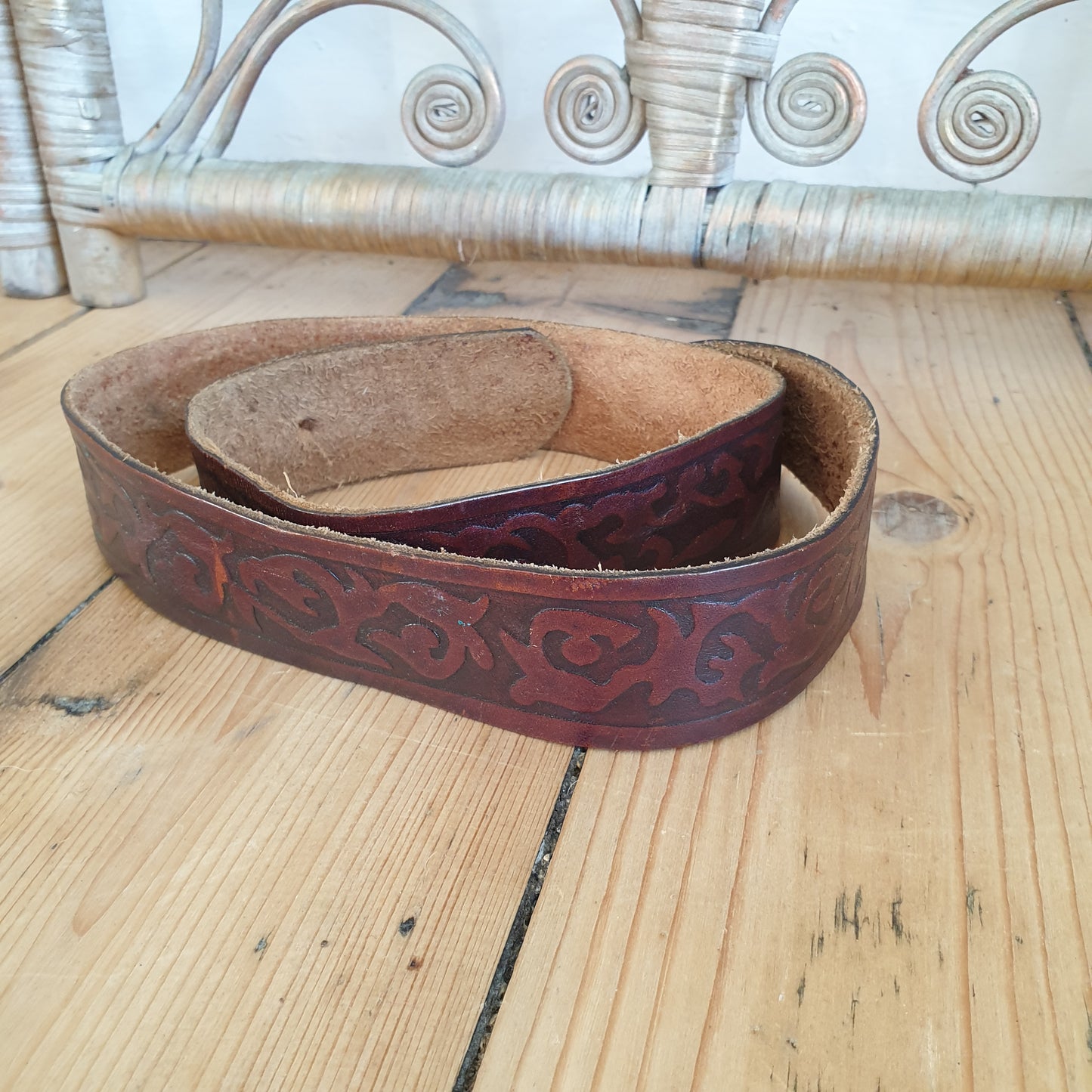 Vintage brown tooled leather belt 27"-31"