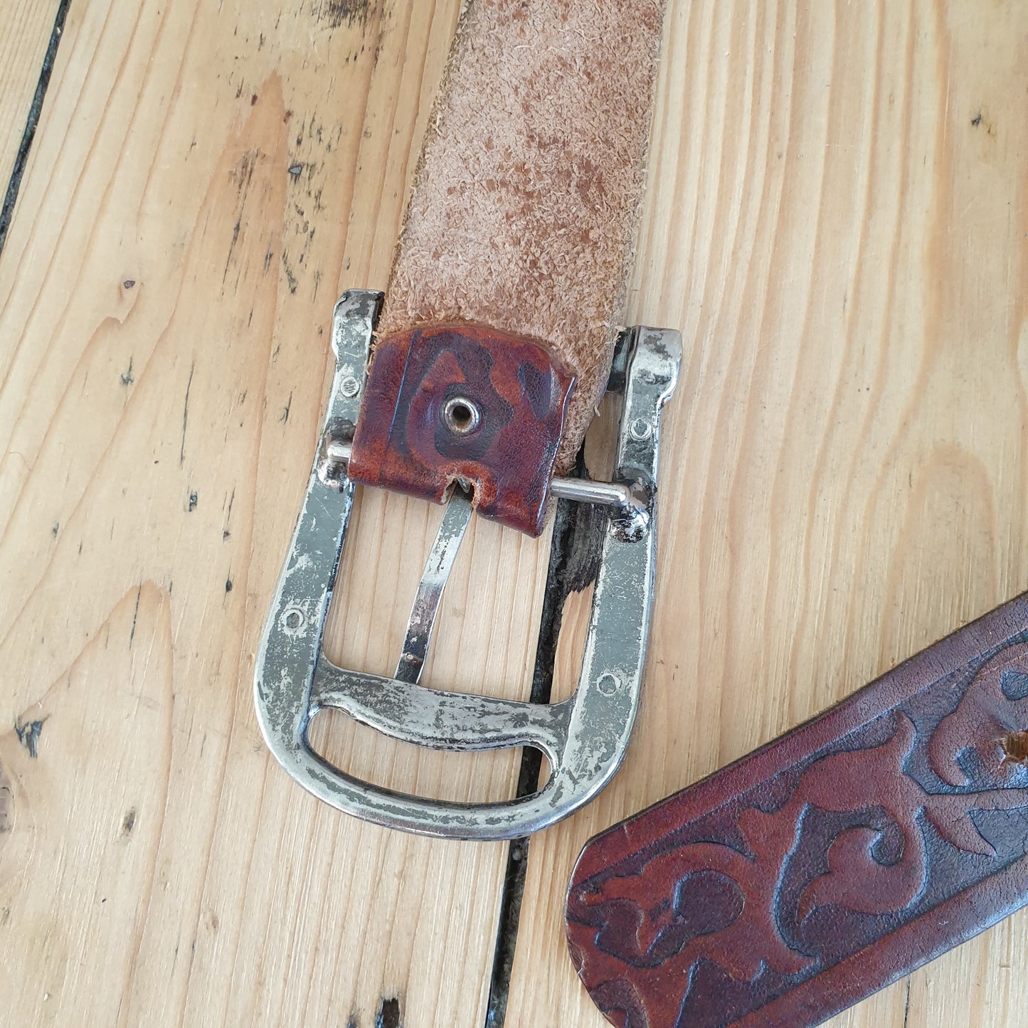 Vintage brown tooled leather belt 27"-31"