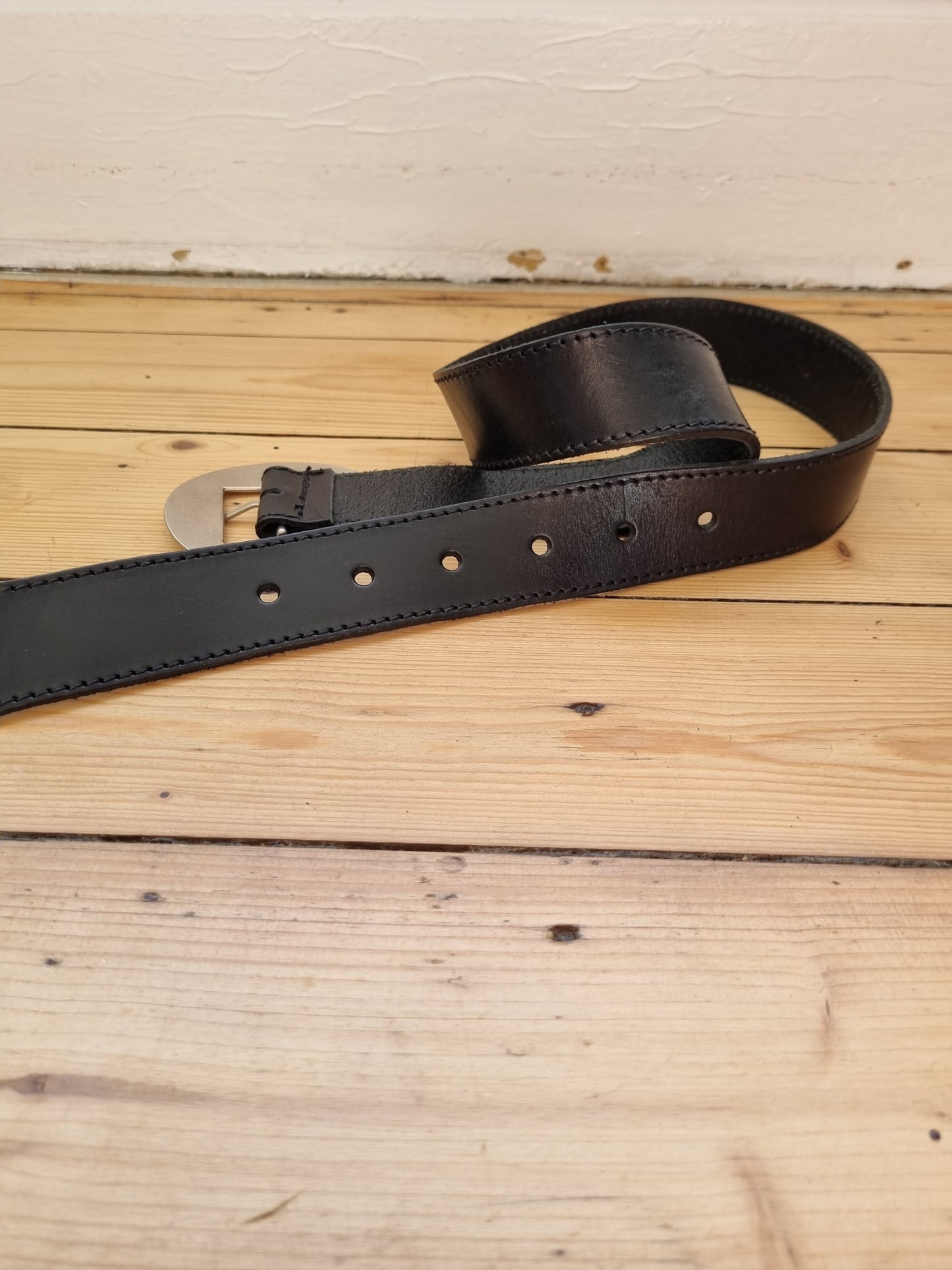 Vintage black circle leather belt 31"-36"